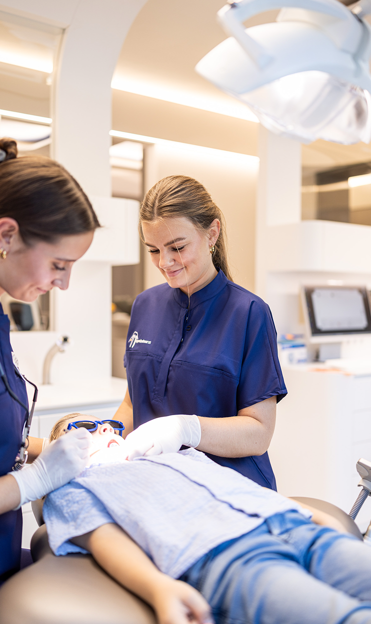 Zahnärztin mit jungem Patienten