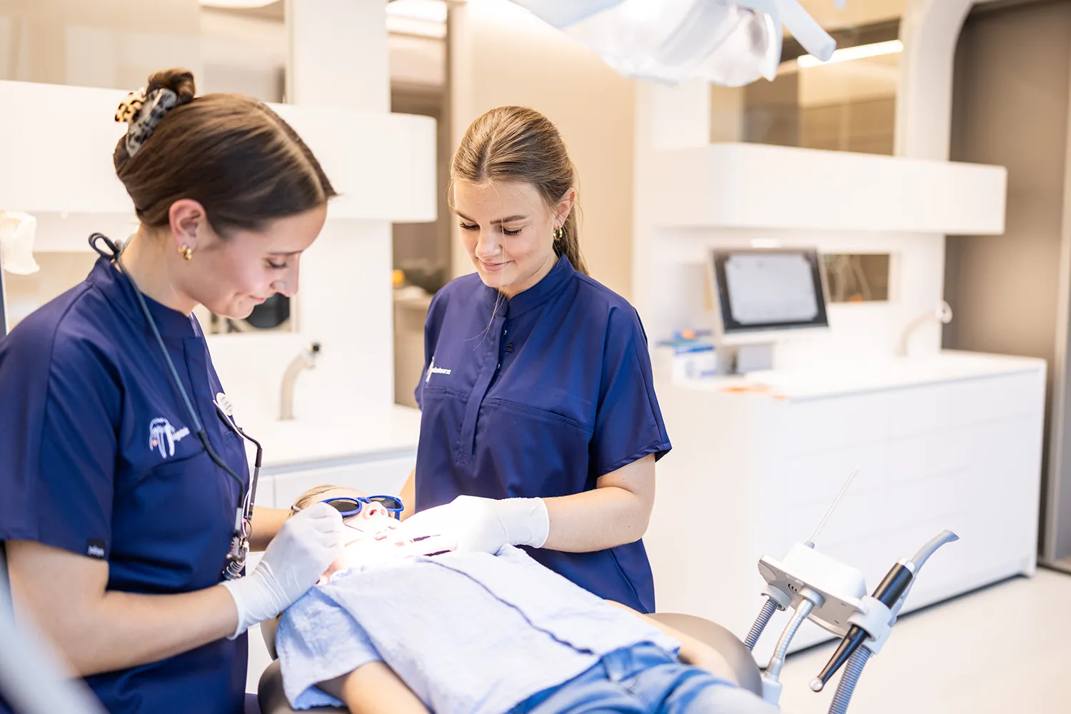 Patient im Zahnarztstuhl während der Behandlung